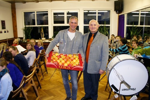 Martin Kranz mit dem Orchesterleiter Hans Gärtner in der Probe des Kinderorchesters