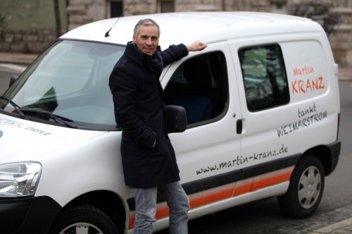 Martin Kranz mit seinem neuen Elektromobil