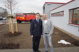 mit dem kommissarischne Amtsleiter für Brand- und Katstrophenschutz Alexander Alexander Philipp vor dem neuen Feuerwehrhaus in Legefeld