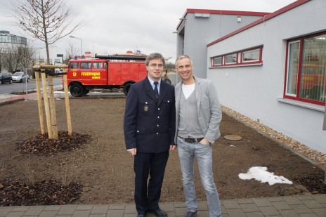 Martin Kranz mit dem kommissarischen Amtsleiter für Brand- und Katastrophenschutz Alexander Philipp vor dem neuen Feuerwehrhaus in Legefeld