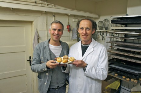 Martin Kranz mit Bäckermeister Bernd Rost in seiner Backstube... Martin Kranz mit Bäckermeister Bernd Rost in seiner Backstube...