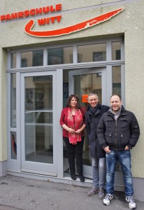 Mit Inhaber Alexander Witt und Birgit Witt vor ihrer Fahschule in der Brennerstraße.