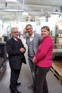 Beim Firmenrundgang mit Bernd Zimmer (Inhaber) und Petra Seidel (Ortsteilbürgermeisterin)