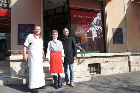 Der Kandidat für das Amt des Oberbürgermeisters in Weimar Martin Kranz zusammen mit Frank und Elke Baumgarten vor ihrer Fleischerei in der Erfurter Strasse.