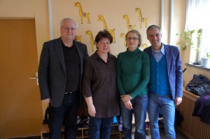 Mit Prof. Dr. Wolfgang Hölzer (Vorstandsvorsitzender des Trägervereins), Frau Maaren Rösler (Leiterin) und Frau Dr. Anja Schwarz-Tatarin (Elternbeiratsvorsitzende) im Kinderland Bummi.