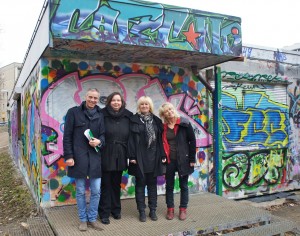 Mit Corina Harke (Stadträtin Weimarwerk und Vorsitzende Jugendhilfeausschuss), Anja Weitze (Projektleiterin Team Jugendarbeit Weimar) und Sylvia Mrosek (Mitarbeiterin Team Jugendarbeit Weimar) vor dem alten Cafe Conti.