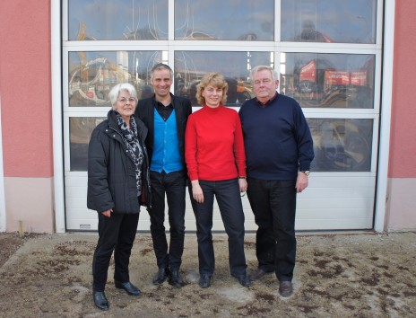 Oberbürgermeister Kandidat Martin Kranz mit mit Renate, Tochter Katrin Und Firmeninhaber Albert Fernkorn auf dem Unternehmensgelände