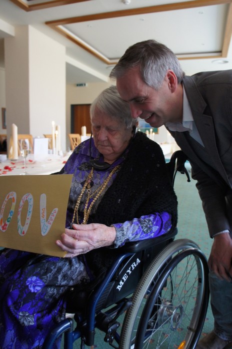 Oberbürgermeister Kandidat für Weimar Martin Kranz gratuliert der Jubilarin Charlotte Fuhrmann zum 100. Geburtstag im Park Inn Hotel