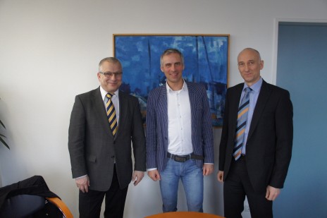 Oberbürgermeister Kandidat Martin Kranz mit dem Geschäftsführer Hubertus Jaeger und dem Prokuristen Tomas Kallenbach im Sophien und Hufeland Klinikum