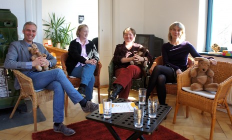 Oberbürgermeister Kandidat für Weimar Martin Kranz mit den Mitarbeiterinnen vom Kinder- und Jugendschutzdienst Känguru, Karin Just und Annette Görg und der Geschäftsführerin von pro familia, Elke Lieback, in den Räumen von Känguru... Namenspatrone sind auch in der Runde dabei.