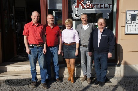 Oberbürgermeister Kandidat für Weimar Martin Kranz vor dem Geschäft am Graben mit Reimund Flack, Matthais Beck, der Inhaberin Regina Körtelt und dem Inhaber Hartmut Körtelt.