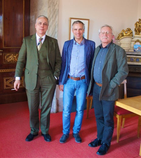 Der Kandidat für das Amt des Oberbürgermeisters in Weimar Martin Kranz zusammen mit Stiftungspräsident Hellmut Seemann und dem Firmeninhaber Joachim Göpfert im Stadtschloss.