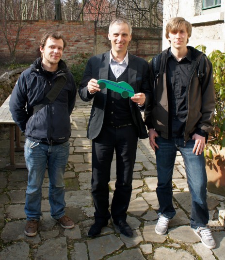 Oberbürgermeister Kandidat für Weimar Martin Kranz mit Robin Schlolauf und Johannes Hetzold vom Orfganisationsteam des Seifenkistenrennens im Garten