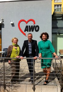 Mit den Vorständen des AWO Kreisverbandes Jena-Weimar e.V. Katja Glybowskaja und Margit Fischer vor dem Seniorenzentrum in Weimar West.