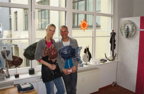 Martin Kranz, Kandidat für das Amt als Oberbürgermeister von Weimar, mit der Inhaberin von "Dekoweise" Lucie Chaloupkova in ihrem Atelier in der Jakobsstraße.