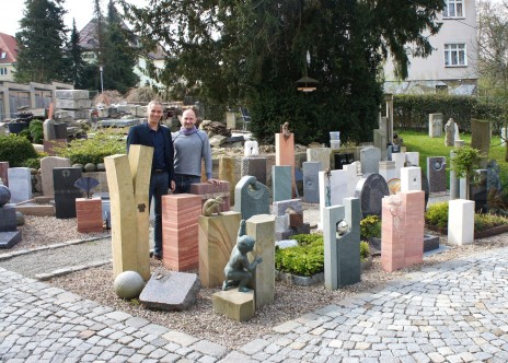 Oberbürgermeister Kandidat für Weimar Martin Kranz mit dem Firmeninhaber Andreas Dospiel in der Ausstellung des Steinmetzbetriebes an der Berkaer Straße.