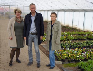In der eigenen Gärtnerei des GRONE Bildungszentrums mit Ilona Quehl (Prokuristin) und Dr. Roswitha Malarski (Schulleiterin).