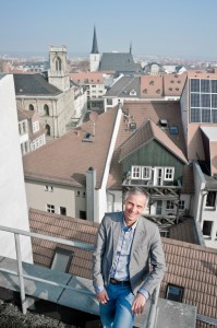 Photovoltaik kleinteilig und individuell in der Weimarer Innenstadt im Hintergrund.